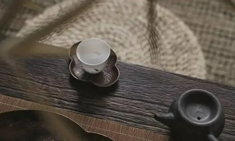 一瓯啜罢尘虑净，顿觉唇吻皆清凉——于谦与茶