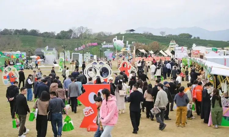 把春天泡进茶里、听进歌里、装进“云”端