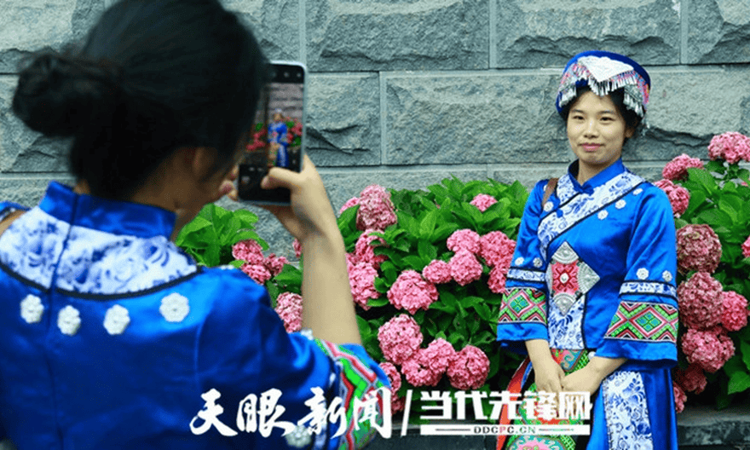 江口梵净抹茶小镇热闹开街 特色文旅引游客打卡体验民族风情